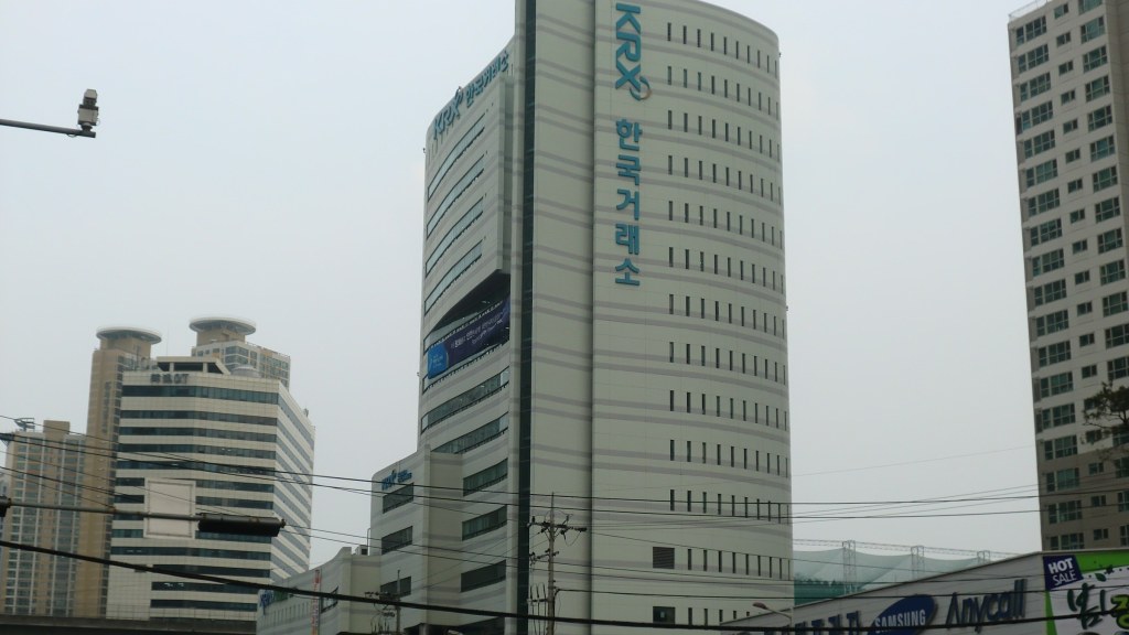 Seoul stocks fall 5.5% as China DRAM claim hits Samsung, SK hynix